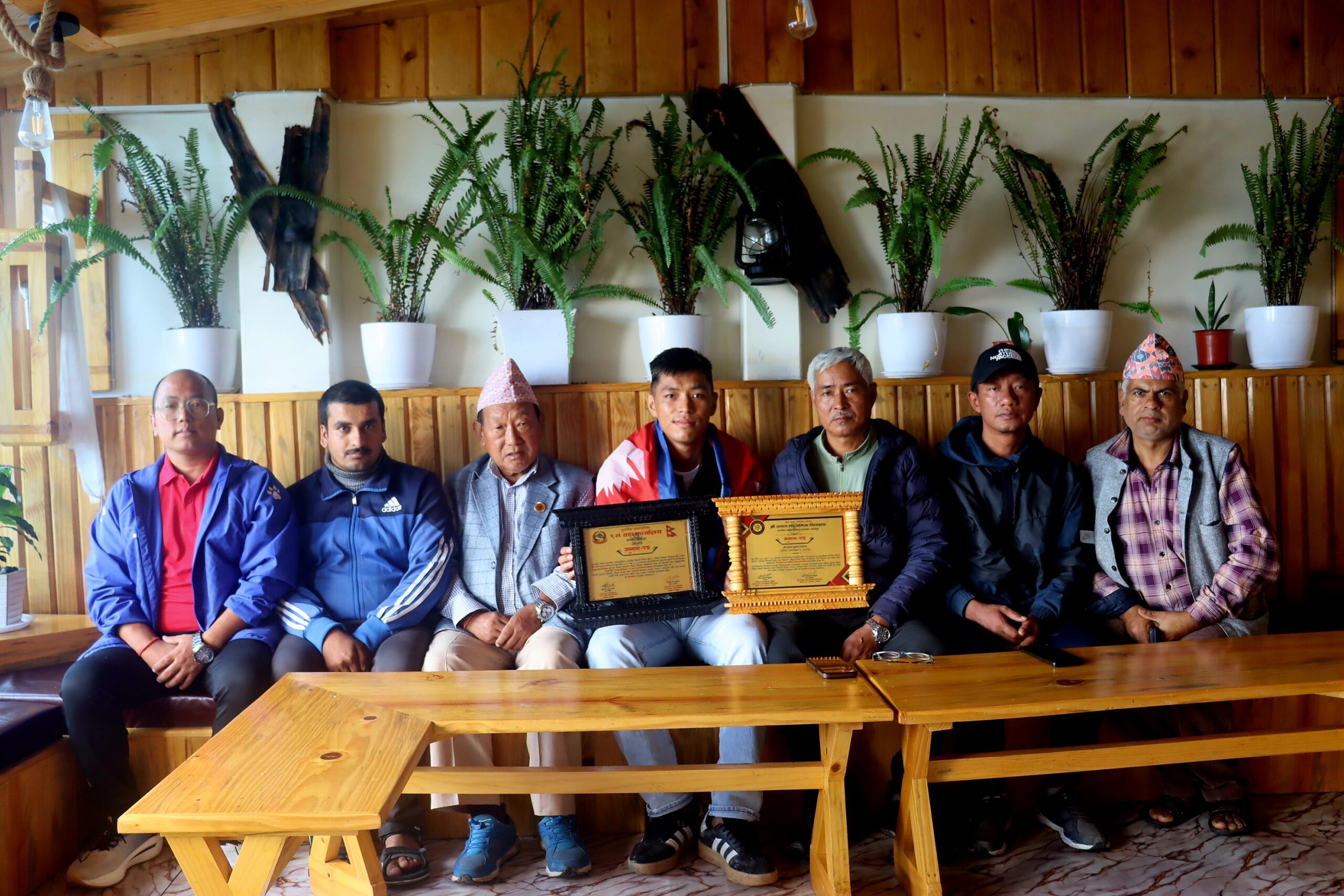 फुङ्लिङ -९ र जनता माबिद्वारा राष्ट्रिय खेलाडीलाई सम्मान