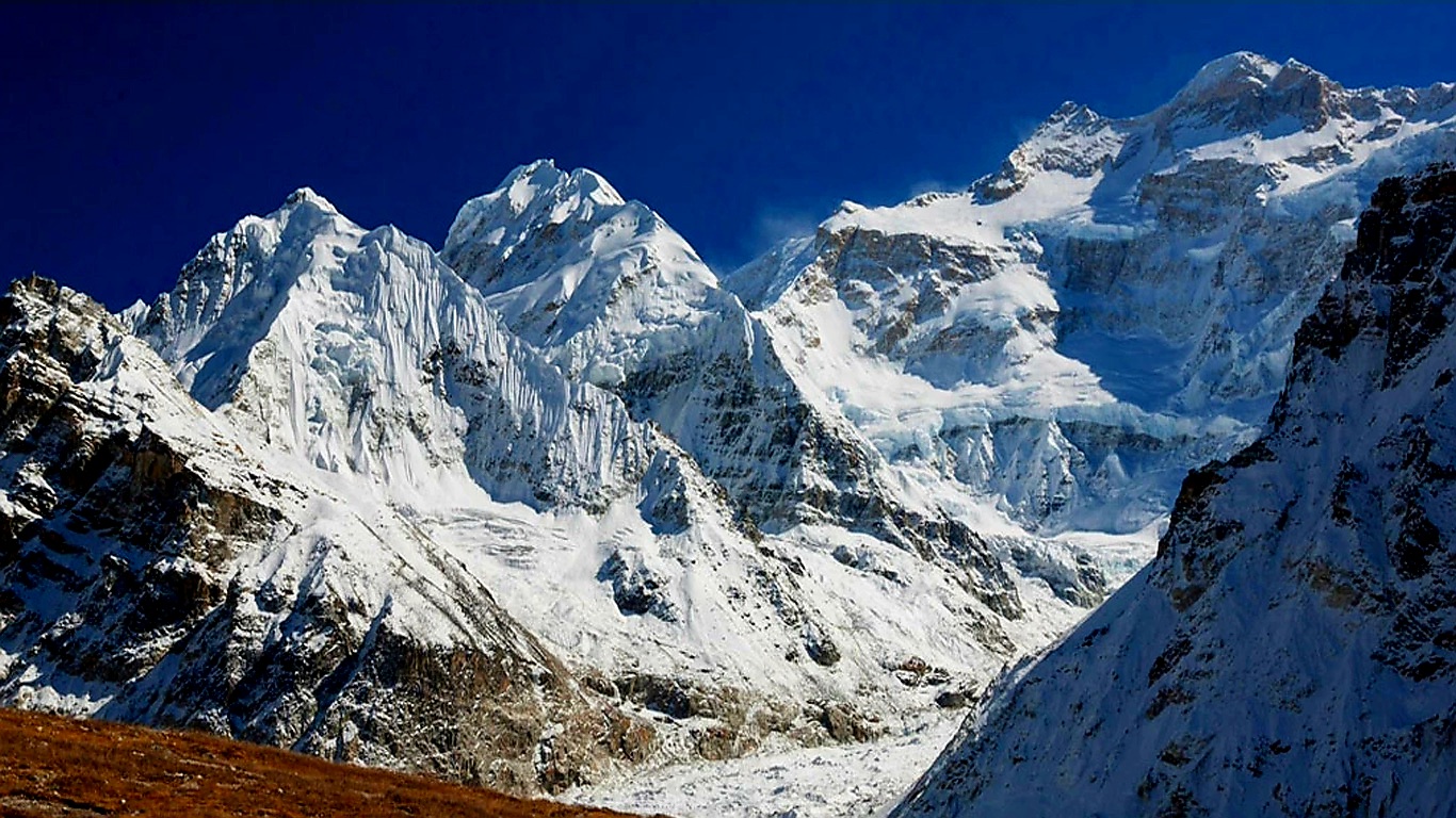 चारपटक कञ्चनजंघा चढ्ने छेतेन टाँसी शेर्पा को सफलता, हिमालको शिरमा फहरियो जन्मथलोको झन्डा