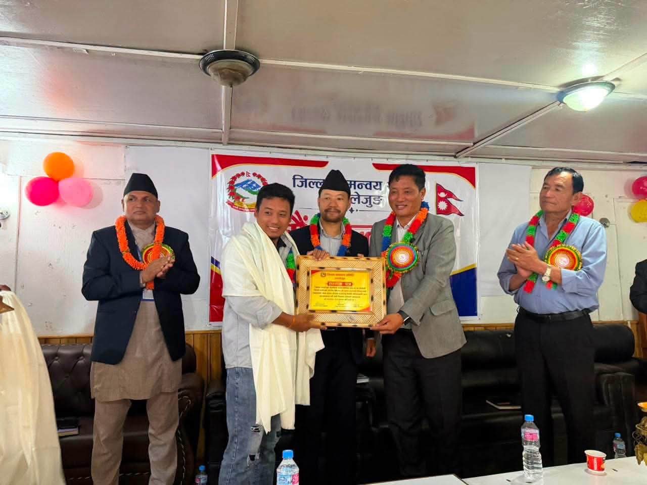 आम सञ्चार क्षेत्रमा योगदानको कदर गर्दै पत्रकार कृष्ण फुरुम्बो सम्मानित