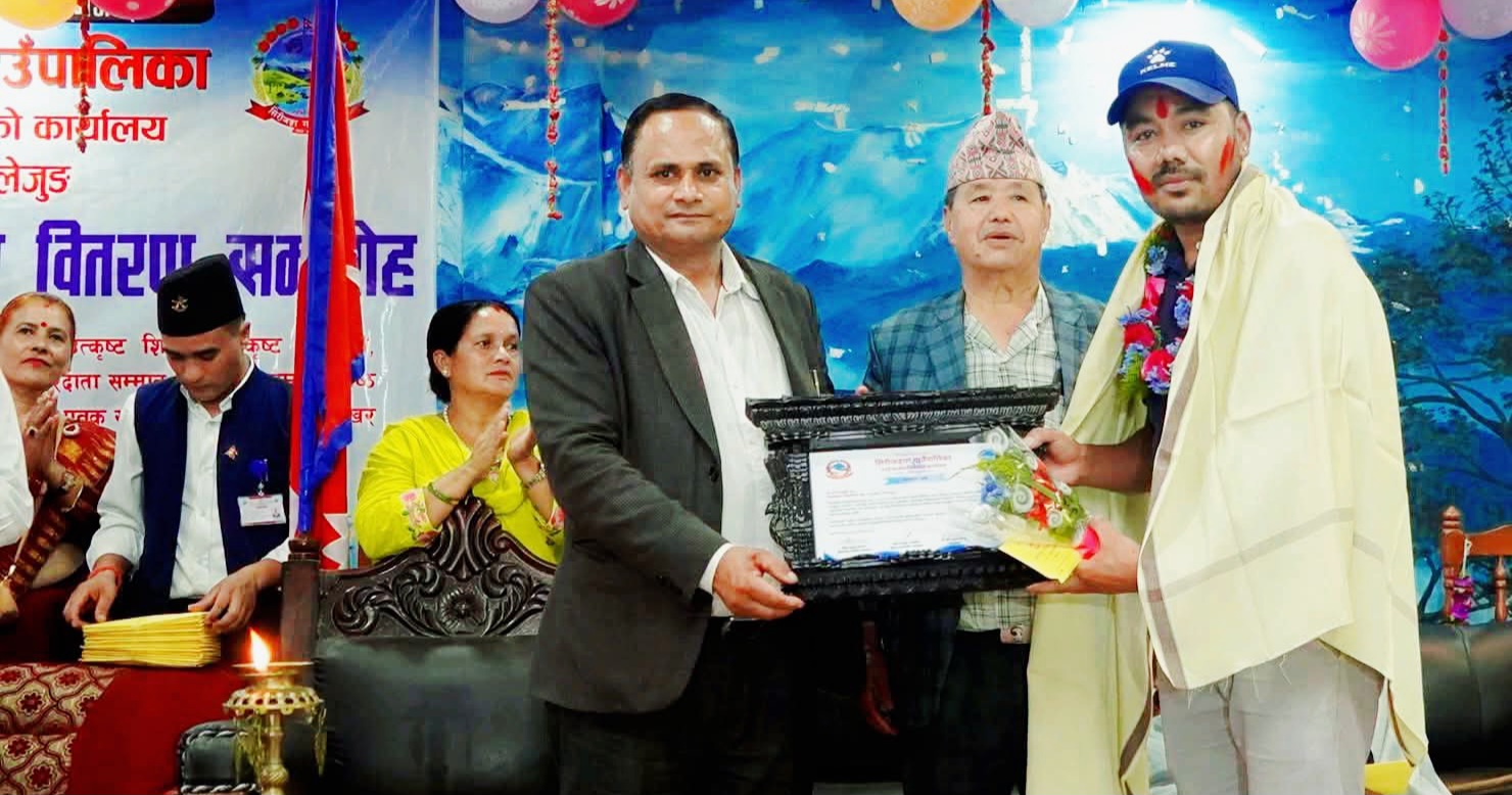 राससका संवाददाता सन्तोष पुर्कुटी उत्कृष्ट स्थानीय पत्रकारबाट सम्मानित