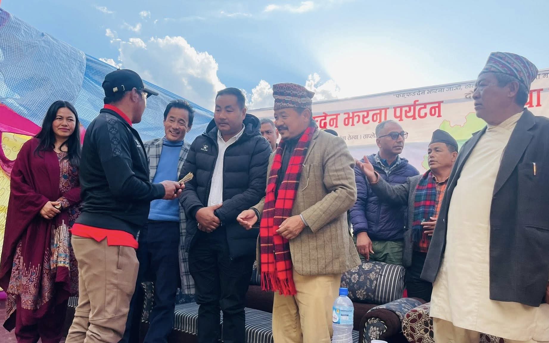 तेम्बा बजार आगलागी पीडितलाई काँग्रेस ताप्लेजुङको आर्थिक सहयोग