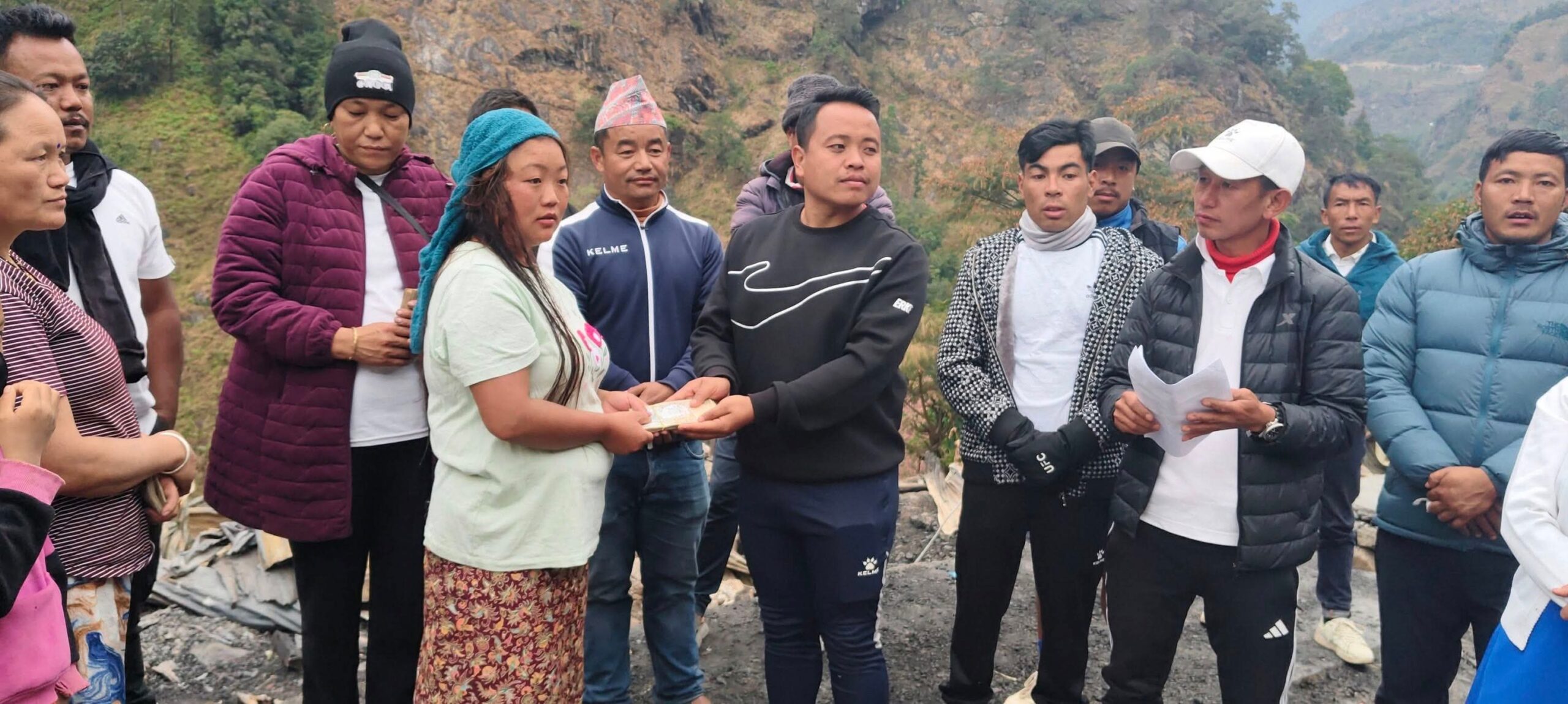 तेम्बा बजार आगलागी पीडितलाई एमालेको आर्थिक सहयोग