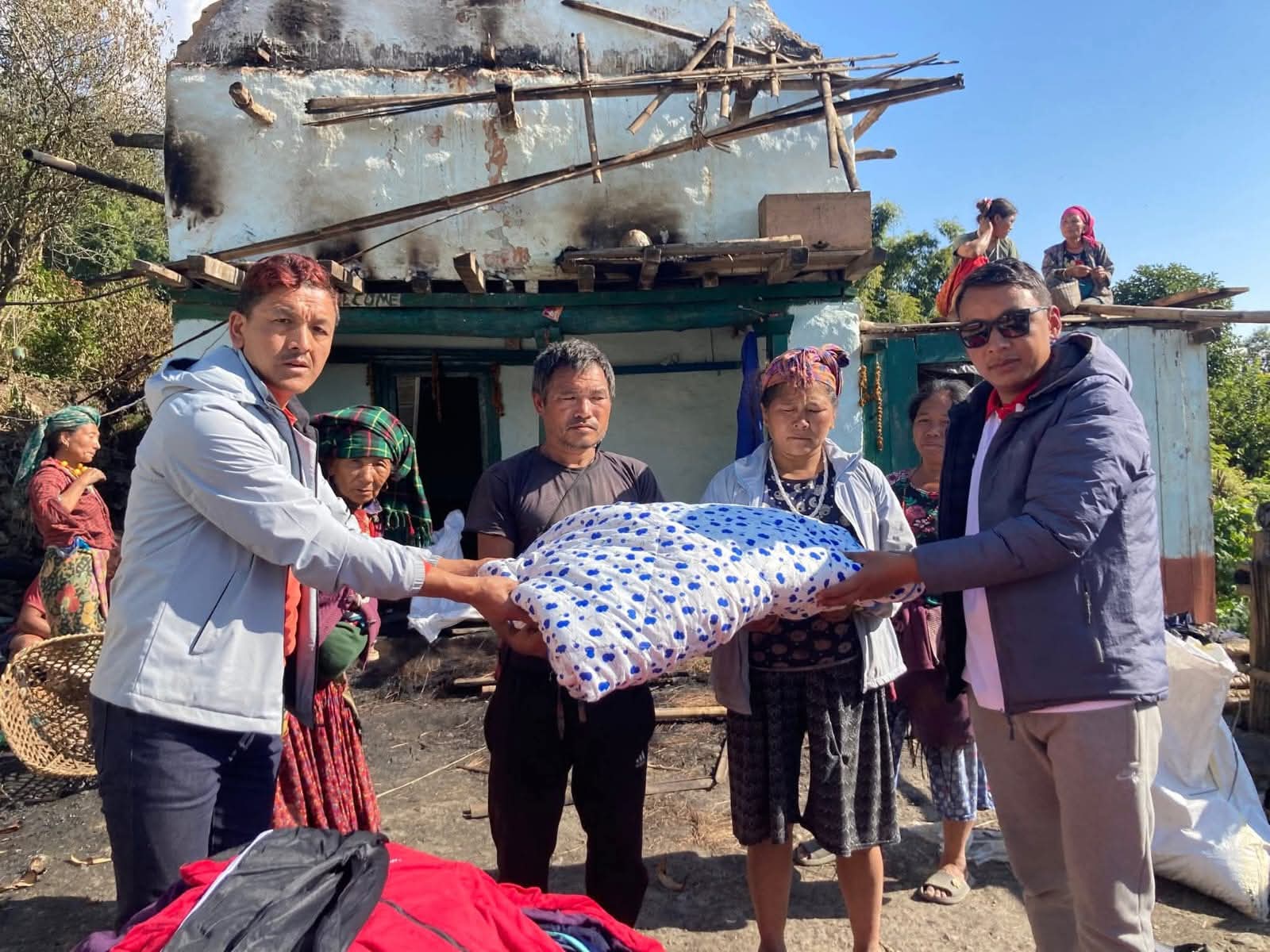 आगलागी पीडितलाई शेर्पा सङ्घ ताप्लेजुङद्वारा राहत वितरण