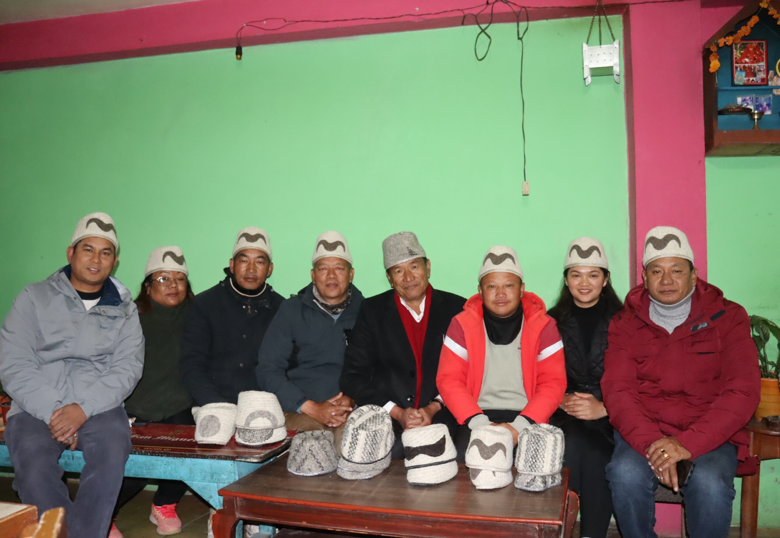 गुलियो चिया, टोपीको गफ, हाँसोको चर्को स्वर र संस्कृतिको गर्विलो उपस्थिति