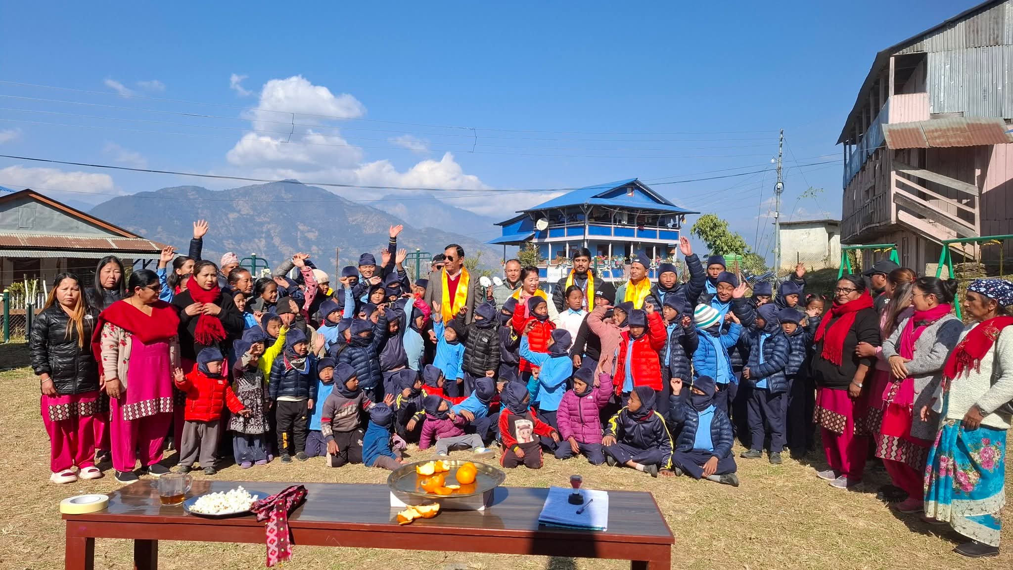 बालमन्दिर विद्यालयमा न्यानो टोपी वितरण, नगर प्रमुखद्वारा शिक्षक दरबन्दी र भवनको प्रतिबद्धता