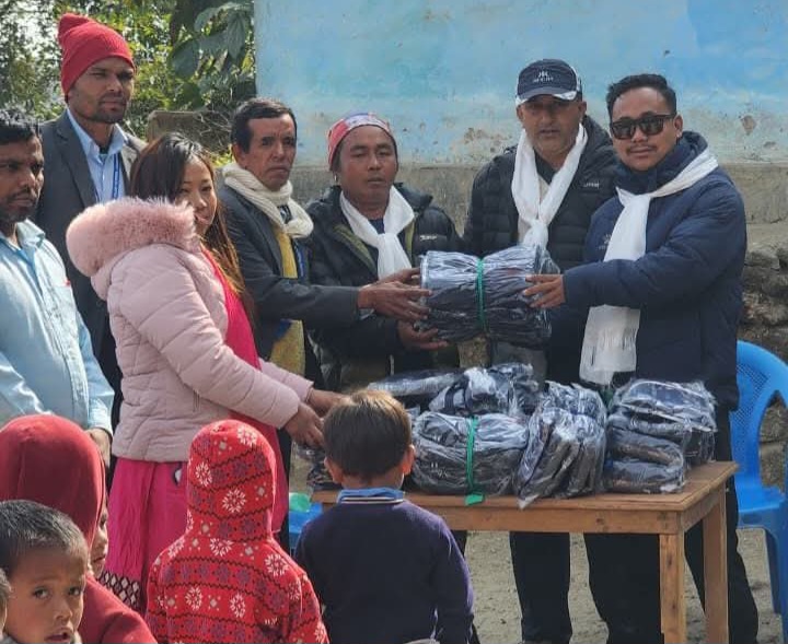 समाजसेवी निशान लिम्बूद्वारा ६० जना विद्यार्थीलाई न्यानो कपडा वितरण