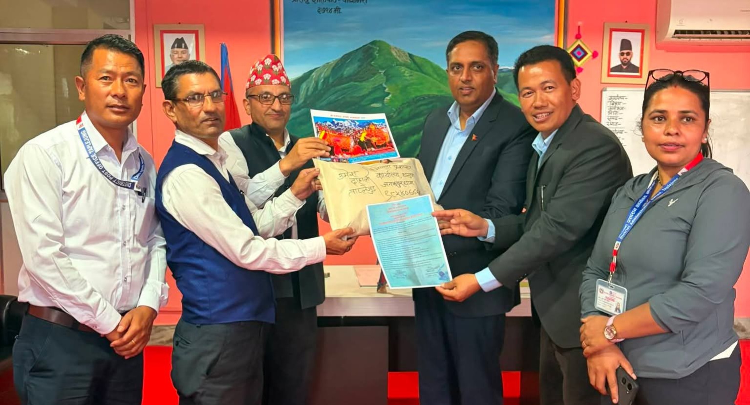 हुलाकमार्फत पाथिभरा मन्दिरको प्रसाद वितरण सुरु, पहिलो प्रसाद जनकपुर पठाइयो