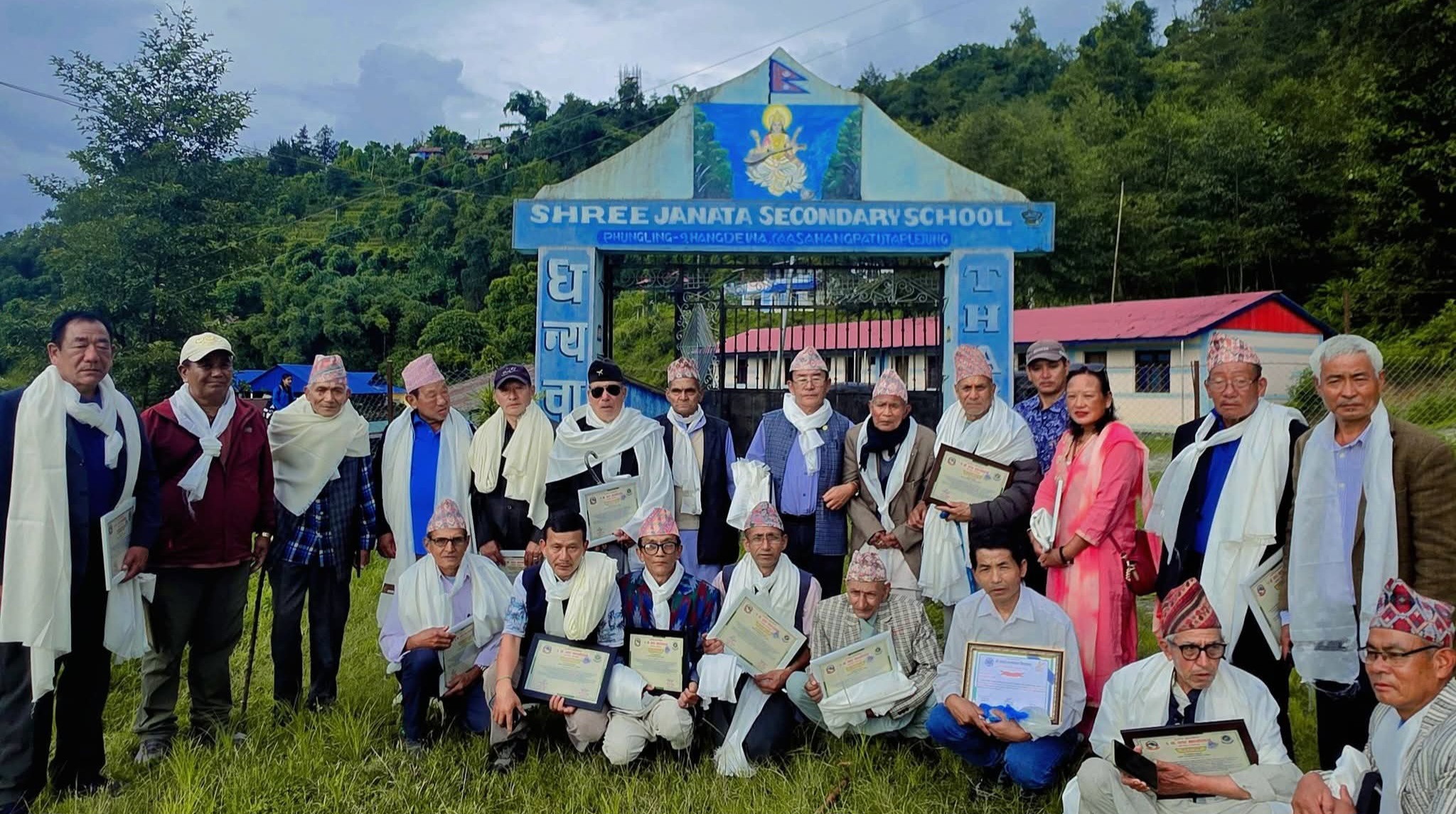 बाल दिवसमा २७ पूर्वशिक्षकसहित स्वास्थ्यकर्मी सम्मानित